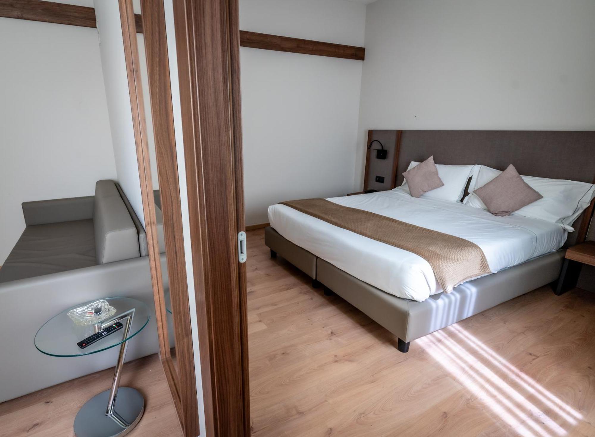 One-Bedroom Apartment Sofa Bed